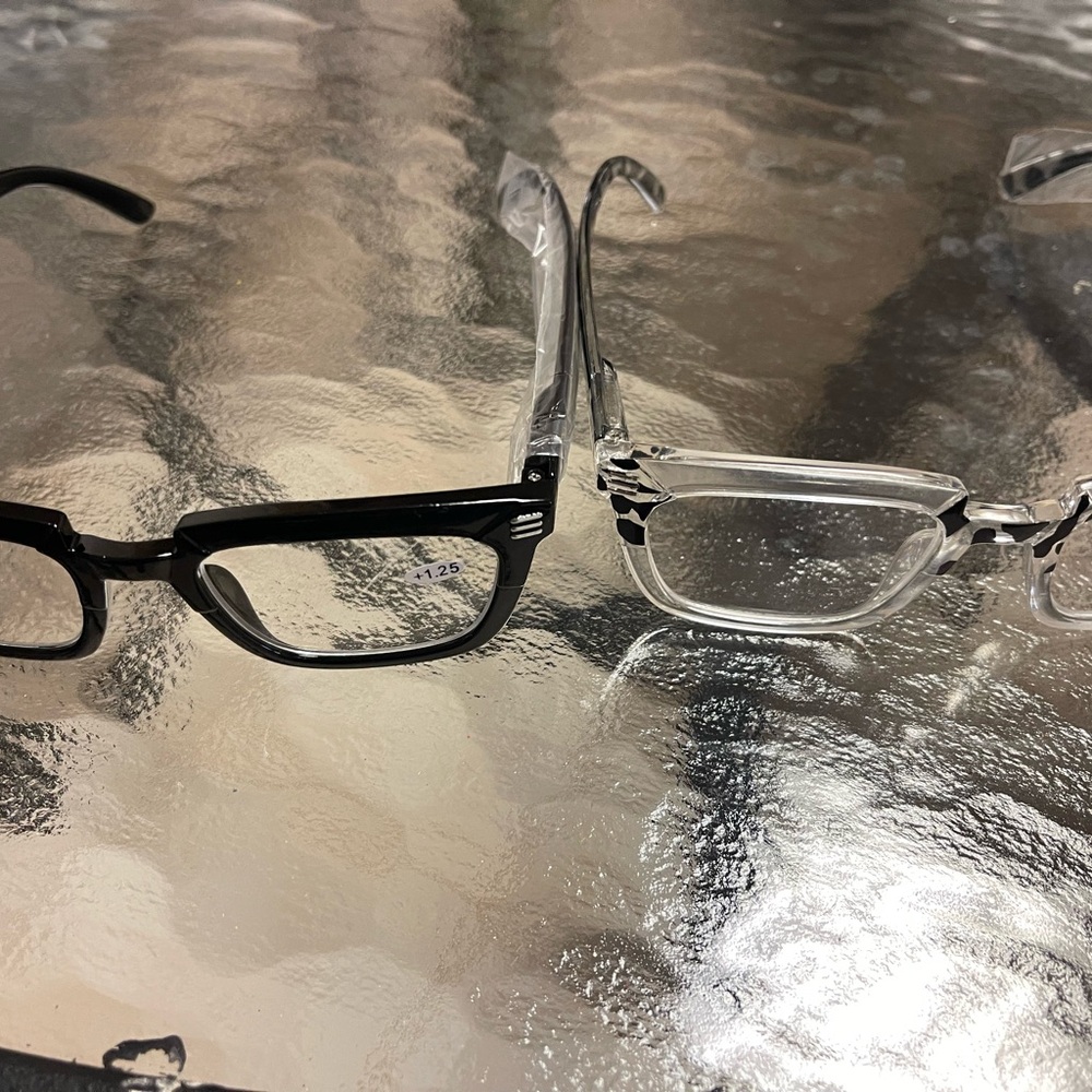 Stylish Black and Clear Reading Glasses  1.25 - Picture 4 of 5